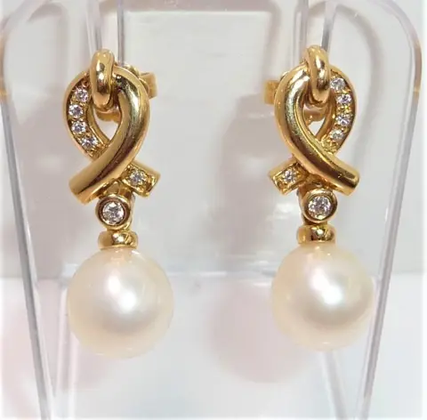 Goldschmiede-Signé - 18 karaat Geel goud - Oorbellen - 0.25 ct - 2 Zuidzee parels 9,7-9,8 mm