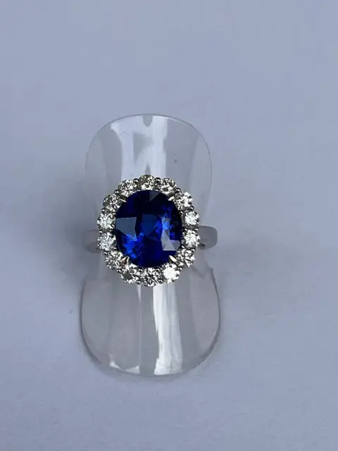 18 karaat Witgoud - Ring - 6.29 ct Saffier - Diamanten, Herkomst Sri Lanka (Ceylon), intens blauwe saffier ("levendig blauw"), "alleen verwarmd", met