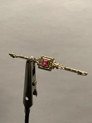 18 karaat Goud - Broche Robijn