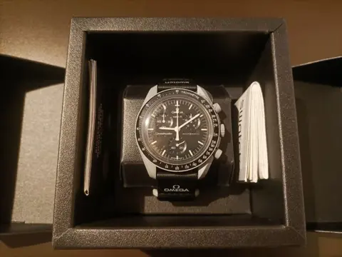 Swatch - MoonswatchMission to the Moon - S033M100 - Unisex - 2011-heden