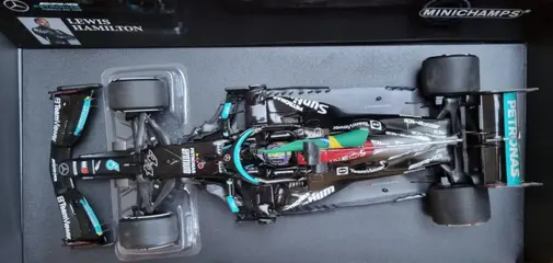 Minichamps - 1:18 - Mercedes-AMG Petronas Formula One Team - W12 E Performance - #44 Lewis Hamilton / with Flag - Winner Brazilian GP 2021 - Limited Edition 1,152 pcs.