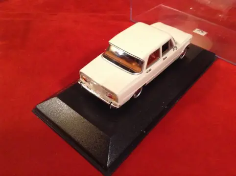 Minichamps - 1:43 - ref. #120900 Alfa Romeo Giulia Berlina Saloon 1970 biancospino - #940211 Alfa Romeo 155 V6 TI "Spielfilm" DTM 1994 #11 Christian Danner