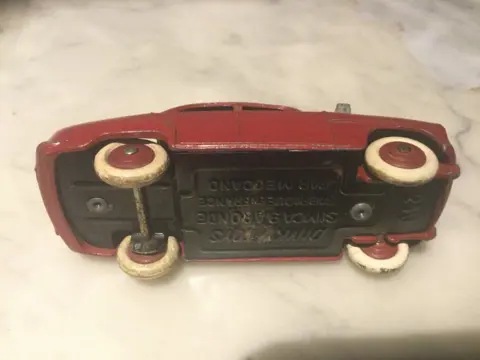 Dinky Toys - 1:43 - Simca Aronde 9 version Taxi