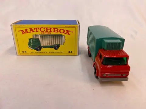 Matchbox - 1:64 - Refrigerator Truck Nr. 44