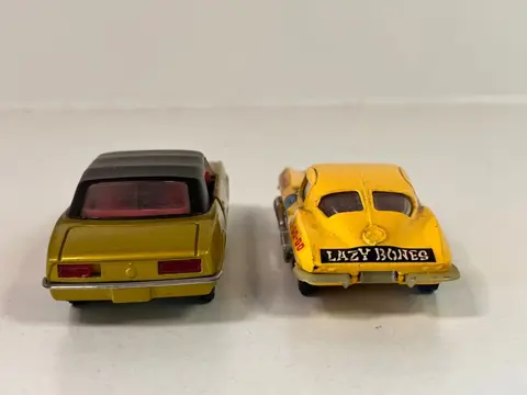 Corgi - 1:43 - Chevrolet Camaro SS Serie mit Reifenmontage, Chevrolet Corvette Stingray