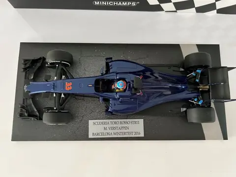 Minichamps - 1:18 - Max Verstappen STR11 - Toro Rosso - 2016 Test Barcelona special edition