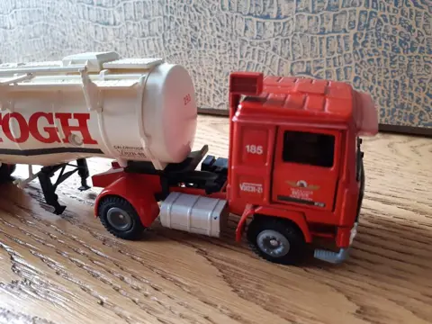 Tekno - 1:50 - Volvo F12 - Trekker St. Anna met kunststof 3-assen oplegger Den Hartogh