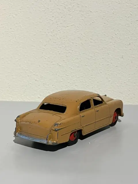 Dinky Toys - 1:43 - redf. 170 Ford Fordor Sedan