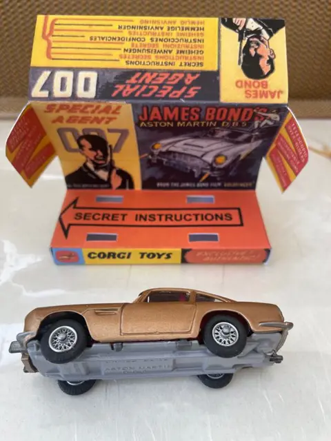 Corgi - 1:43 - ref. 261 - Originele James Bond Aston Martin DB5 uit de jaren 60
