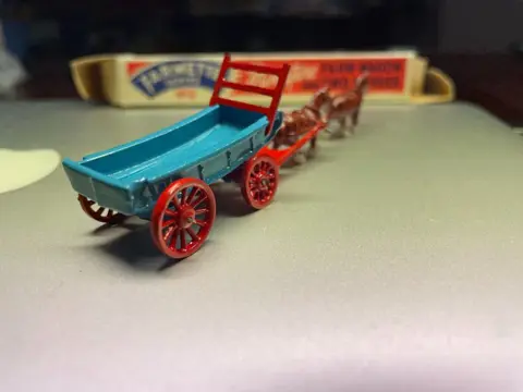 Matchbox - small scale - Moko Farmette series no. 2 Farm Wagon and two horses