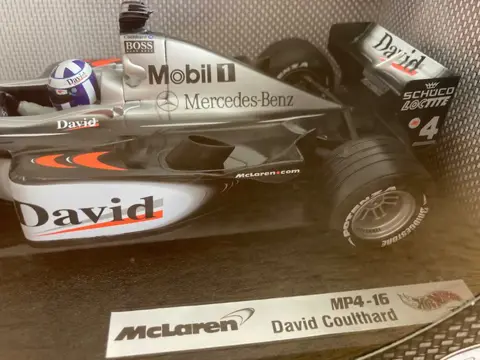 Hot Wheels - 1:18 - Mc Laren F1 MP4-16 (2001) - David Coulthard