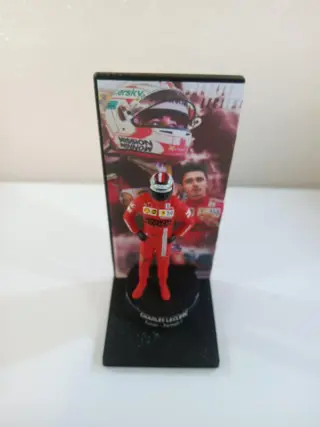 Minichamps - 1:43 - Figura Charles Leclerc + Podium Ferrari Fórmula 1