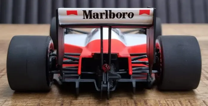 Minichamps - 1:18 - McLaren F1 Team - McLaren Honda MP4/4 #12 Ayrton Senna - F1 World Champion 1988 - Marlboro Livery