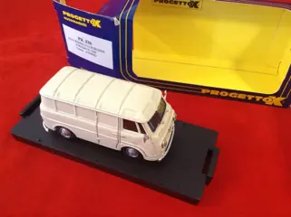 Progetto "K" - special series - made in Italy - 1:43 - ref. #PK320 Alfa Romeo F12 Furgone Van stradale road car 1960 - ivory - Alfa Romeo Giulietta Spider 1300cc 1958 - rood