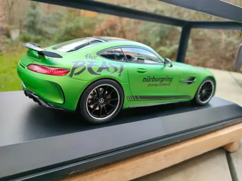 Minichamps - 1:18 - Mercedes-Benz AMG-GTR uit 2017 - Het groene beest,limited edition!