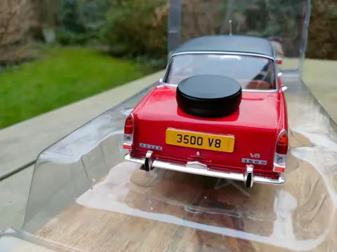 MCG - 1:18 - Rover 3500 V8 (P6) - rood met zwart dak!