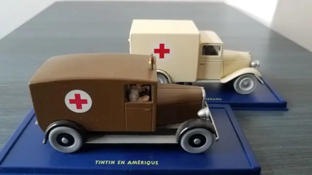 Hergé/Moulinsart - 1:43 - De ambulances N° 51 en 56 van Kuifje: de ambulance van Chicago en de ambulance van het gesticht