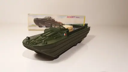 Dinky Toys - 1:55 - DUKW Camion Amphibie Militaire - ref. 825 met kratten, tonnen en chauffeur