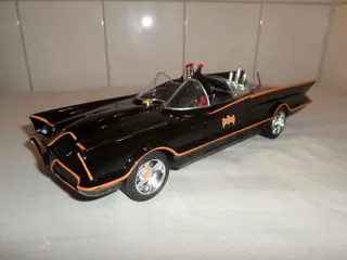 Jada Toys - 1:18 - Batmobile met figuren Batman en Robin en verlichting