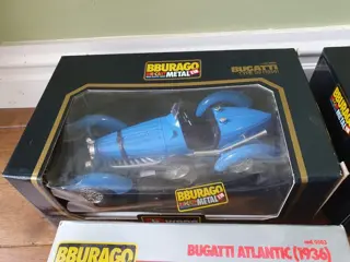 Multiple Brands - 1:18, 1:24, 1:43, etc - 10 diverse modellen Bburago, Maisto, Solido etc in doos