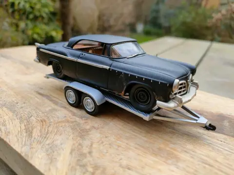 Brooklin - 1:43 - Chrysler C300 (schade wagen)+ autotrailer - Limited edition set van slechts 240 stuks!