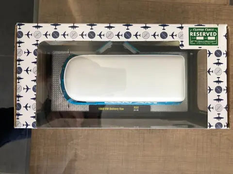 M2 - 1:24 - Combi Volkswagen 1960 PAN AM