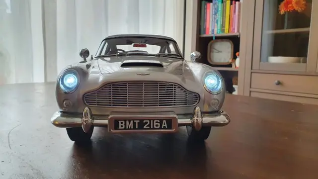 Eaglemoss - 1:8 - Aston Martin DB5 - Met alle functies en verlichting in perfecte staat. Must have voor elke James Bond-fan!
