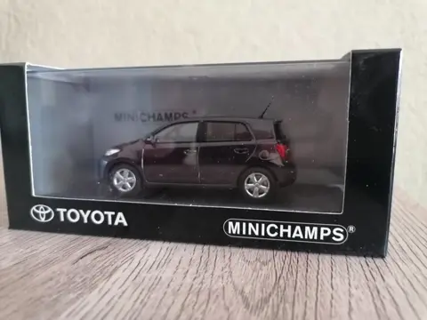 Minichamps - 1:43 - Toyota RAV4 /Toyota Urban Cruiser