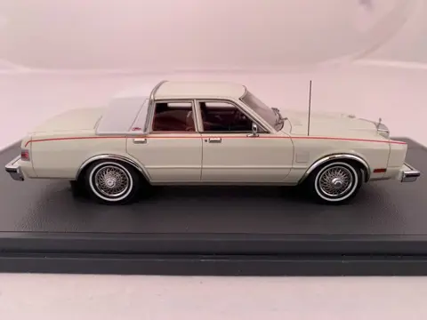 Matrix - 1:43 - Chrysler Fifth Avenue 1984 - gelimiteerde editie nr. 266 van 408