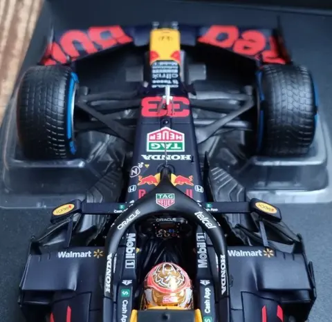 Minichamps - 1:18 - Red Bull Racing Honda RB16B #33 Max Verstappen - Winner Belgian GP - Limited Edition 800 pcs. - F1 World Champion 2021
