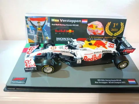Red Bull - 1:43 - Coche Max Verstappen World Champion 2021 Red Bull Honda RB16B + Driver Inlay Fórmula 1