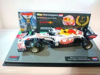 Red Bull - 1:43 - Coche Max Verstappen World Champion 2021 Red Bull Honda RB16B + Driver Inlay Fórmula 1