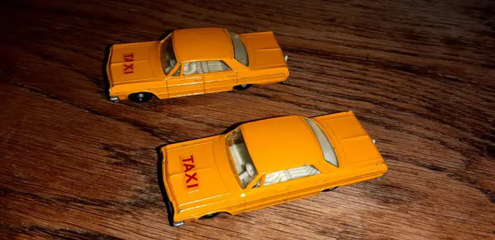 Matchbox - Environ 1/64 - 2x MB 20 Chevrolet Impala Taxi - 2 verschillende versies 1965 (geverfd en ongelakt chassis)