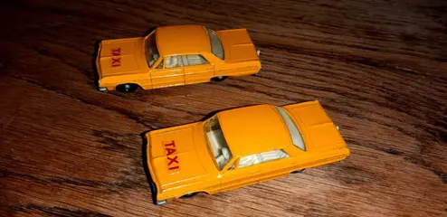Matchbox - Environ 1/64 - 2x MB 20 Chevrolet Impala Taxi - 2 verschillende versies 1965 (geverfd en ongelakt chassis)