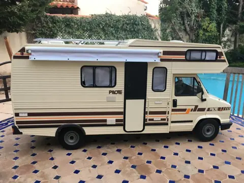 Hachette - 1:8 - Camping Car Pilote R570 CE 1/8 Hachette