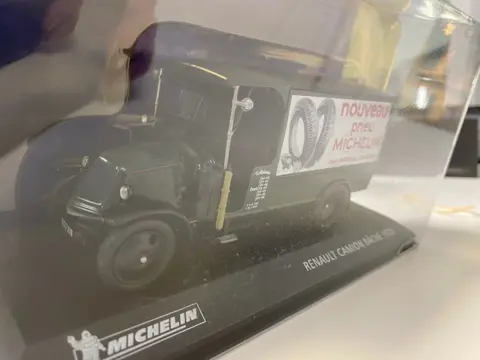 IXO - 1:43 - Camion Renault Bâché 1925 + Citroën C4 500 kg Livraisons - Officiële Michelin-collectie. Beperkte en uitverkochte edities