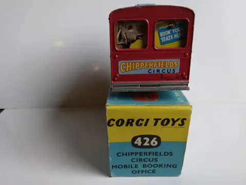 Corgi - 1:48 - No.426 Chipperfields Mobile Booking Office