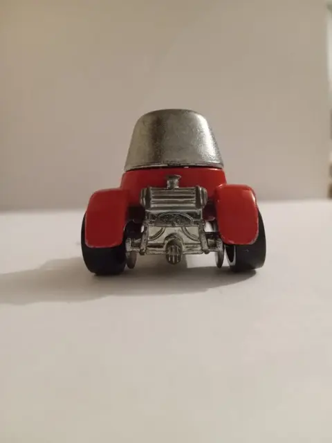 Mattel - 1:64 - Vintage 1969 Hot Wheels Red Baron Car Rat Rod Roadster Helmet