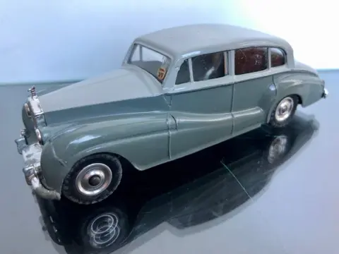 Dinky Toys - 1:43 - ref. 150 Rolls Royce Silver Wraith - Original Model and Box