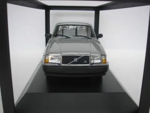 Minichamps - 1:18 - Volvo 240 GL - 1986 - 380 pcs