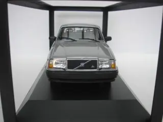 Minichamps - 1:18 - Volvo 240 GL - 1986 - 380 pcs