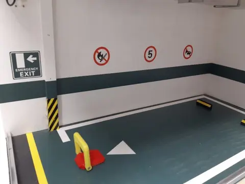 SD-modelcartuning - 1:18 - Parking diorama - met LED Verlichting - Gelimiteerde uitgave