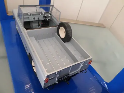 MCG - 1:18 - Land-RoverPick up///