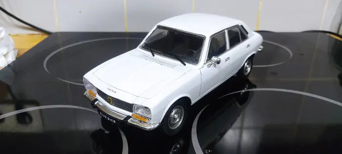 Solido - 1:18 - Peugeot 504 - LED