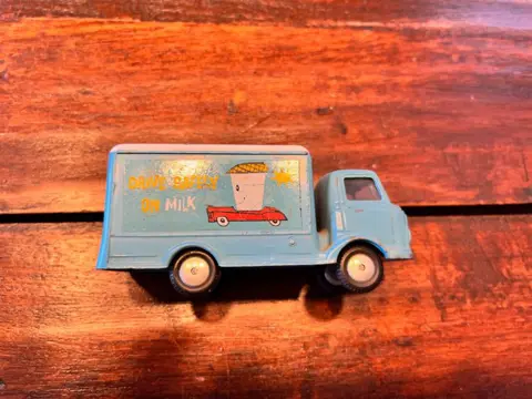 Corgi - 1:43 - Karrier Bantam, Commer 5 ton, Erf Model 64 Dump Truck