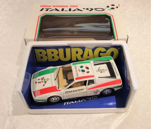 Old Stock Burago - 1:18 - Ferrari Testarossa - Italia90 - Wereldkampioenschap voetbal in Italië 1990