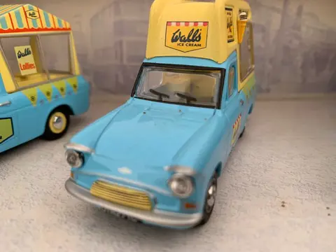 OXFORD COMERCIALS - 1:43 - 3X Ford Anglia Set - Wall's Ice Cream Light Blue Cream, Mr Softee Bedford Ice Cream