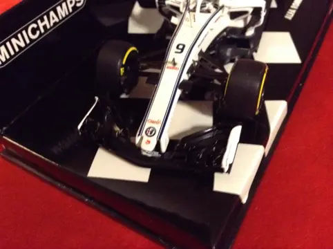 Minichamps - 1:43 - ref. #189009 Alfa Romeo Sauber C37 F.1 Presentation Show Car M.Ericsson - beperkte oplage -- 1 van 327 modelauto's