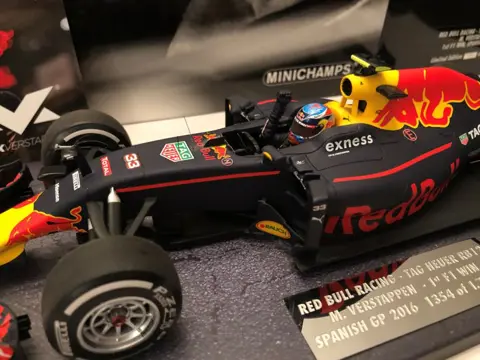 Minichamps - 1:18 - Max Verstappen First race win GP Spanje 2016 fanshop edition
