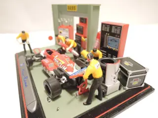 Mini Rama - 1:43 - VW Kever- Formule 1 - Diorama Garage